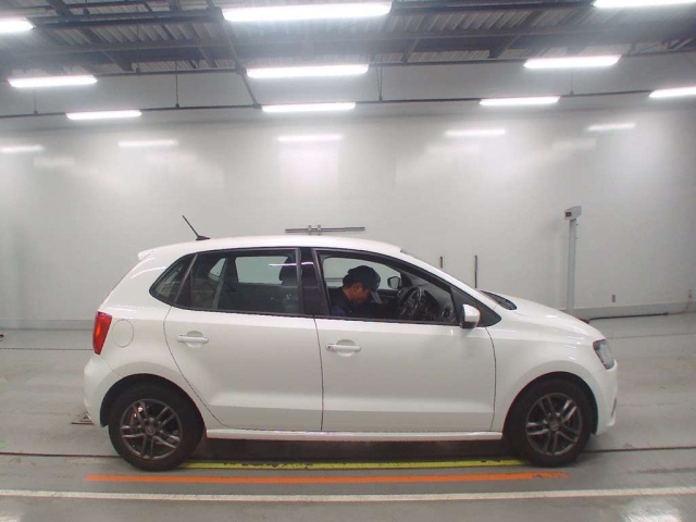 VOLKSWAGEN POLO 2016