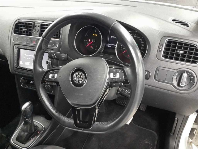 VOLKSWAGEN POLO 2016