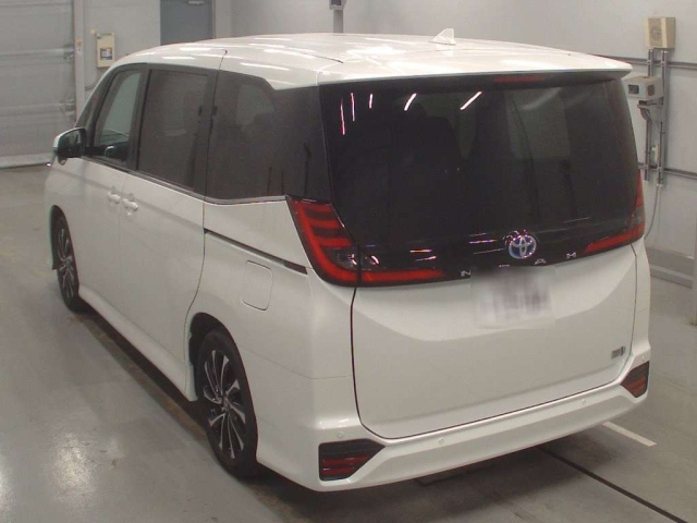 TOYOTA NOAH 2025