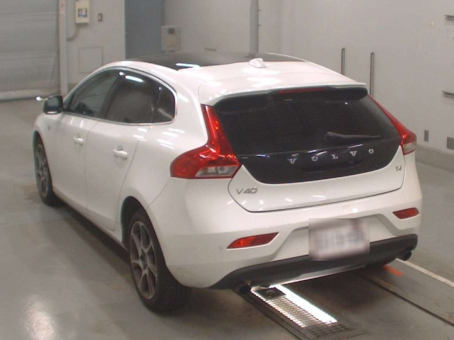 VOLVO V40 2015