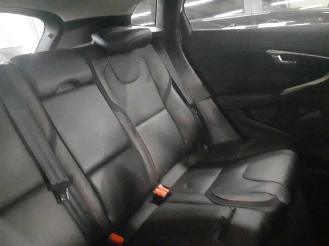 VOLVO V40 2015