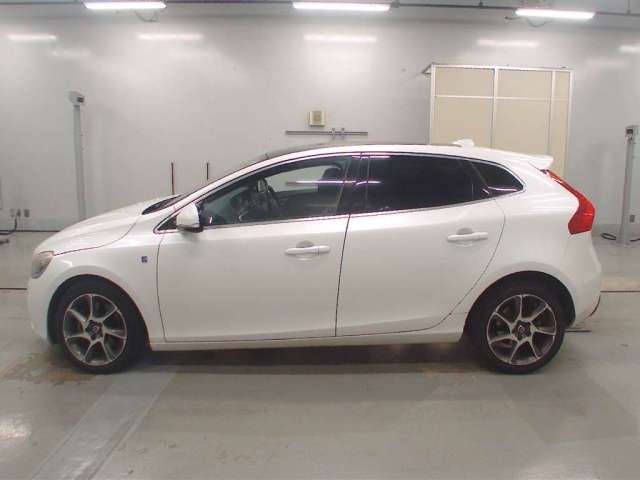 VOLVO V40 2015
