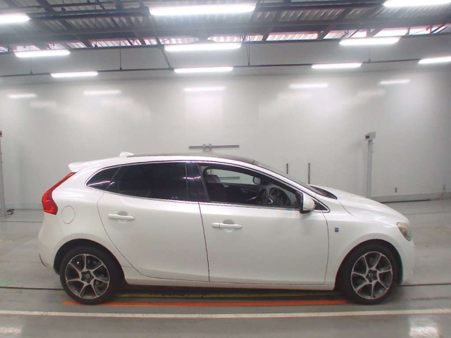 VOLVO V40 2015