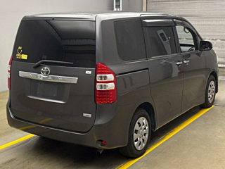 TOYOTA NOAH 2011