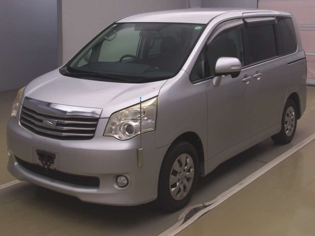 TOYOTA NOAH 2010