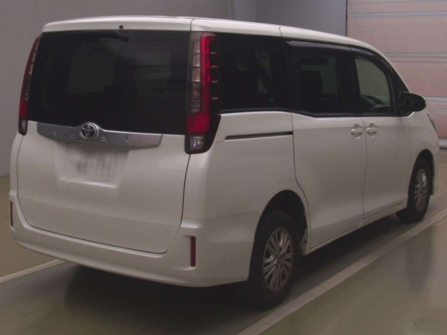TOYOTA NOAH 2015