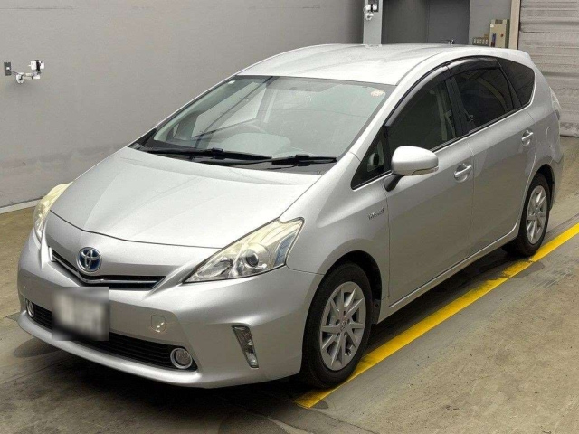 TOYOTA PRIUS ALPHA 2013