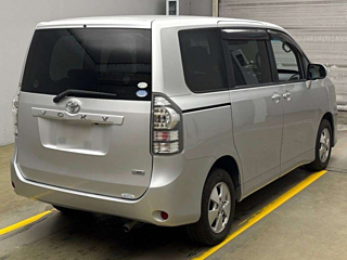TOYOTA VOXY 2010
