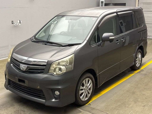TOYOTA NOAH 2010