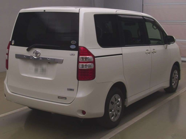 TOYOTA NOAH 2010