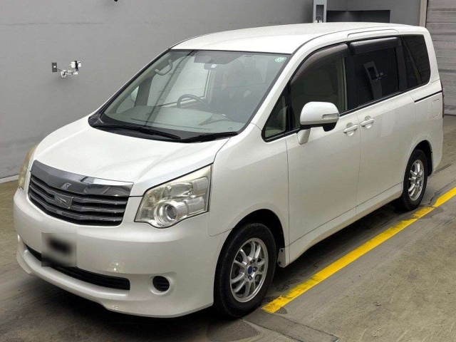 TOYOTA NOAH 2011