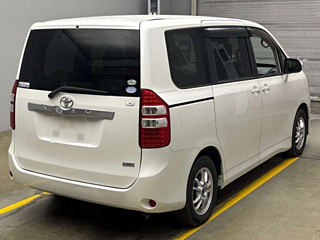 TOYOTA NOAH 2011