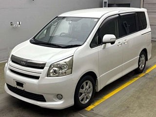 TOYOTA NOAH 2010