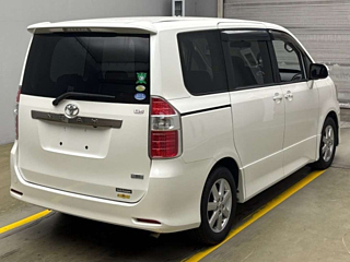 TOYOTA NOAH 2010