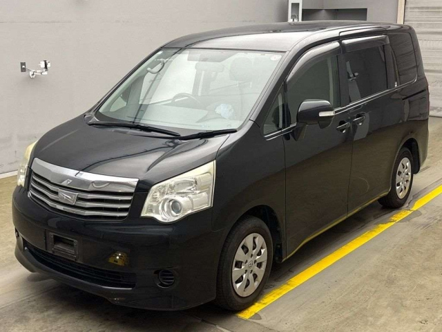 TOYOTA NOAH 2010