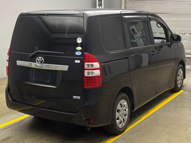 TOYOTA NOAH 2010