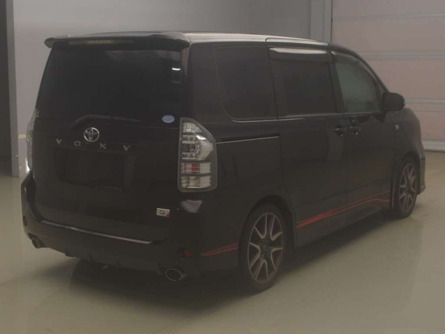 TOYOTA VOXY 2013