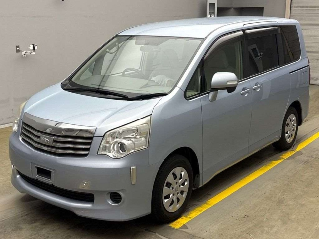 TOYOTA NOAH 2010