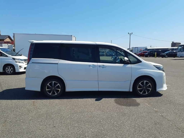 TOYOTA NOAH 2018