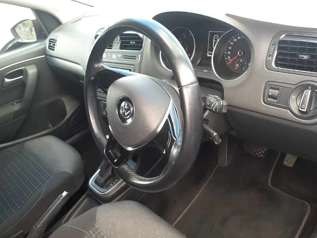 VOLKSWAGEN POLO 2015
