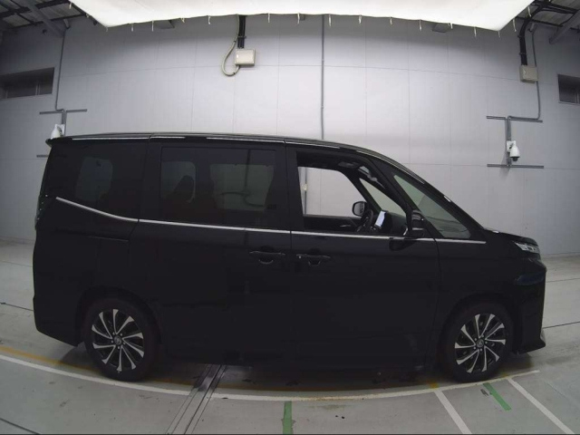 TOYOTA VOXY 2025