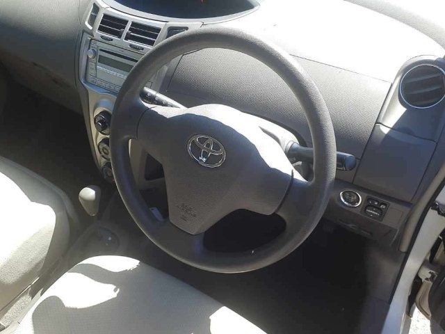 TOYOTA VITZ 2010