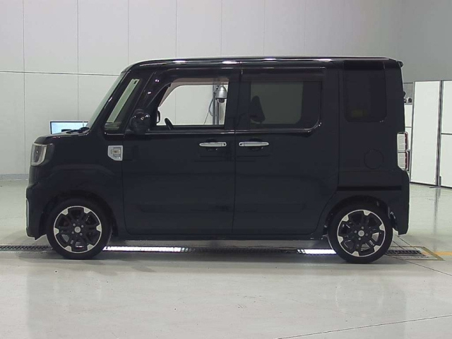 DAIHATSU WAKE 2015