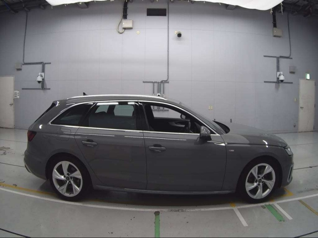 AUDI A4 2021