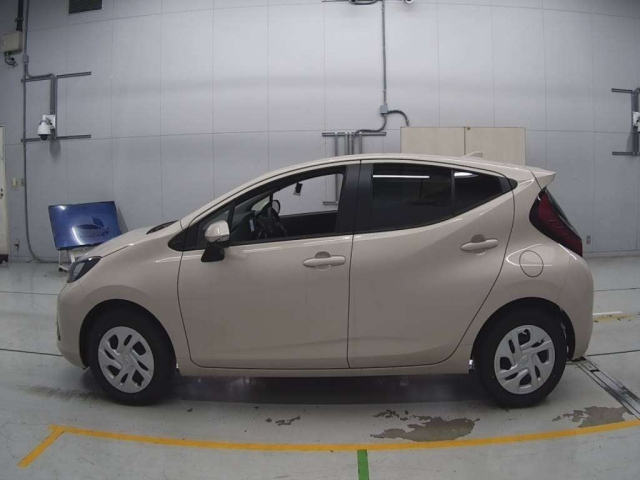 TOYOTA AQUA 2025