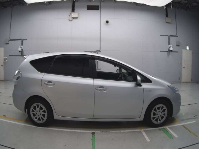 TOYOTA PRIUS ALPHA 2013