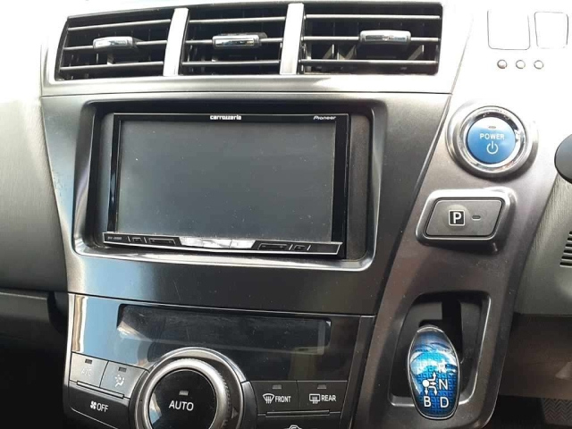 TOYOTA PRIUS ALPHA 2013