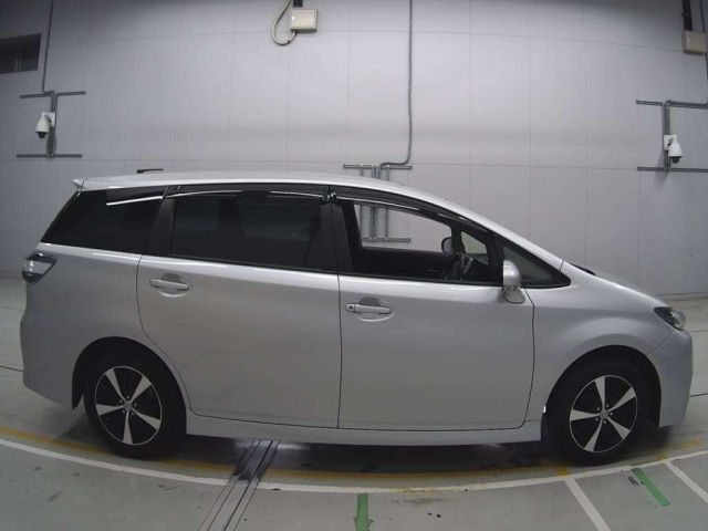 TOYOTA WISH 2017