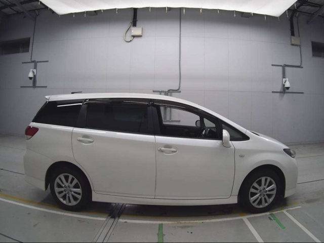 TOYOTA WISH 2011