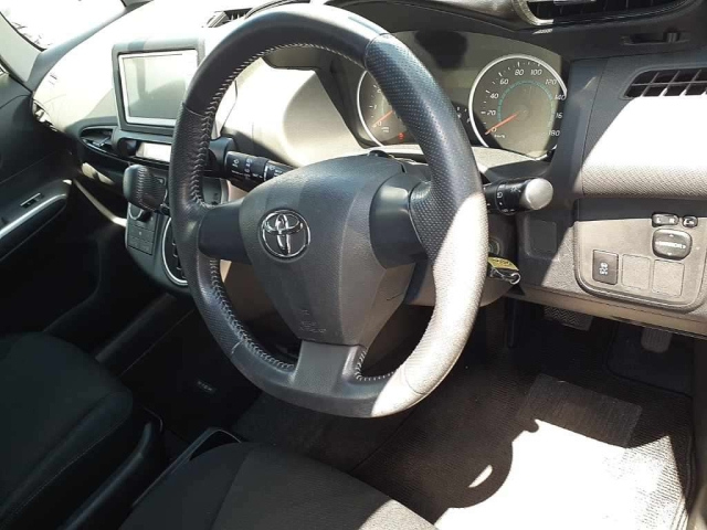TOYOTA WISH 2011