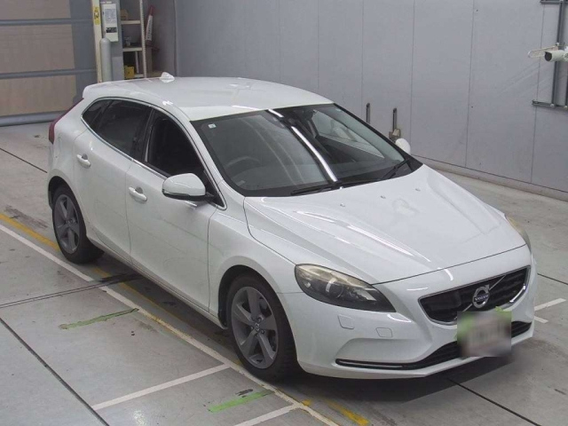 VOLVO V40 2015