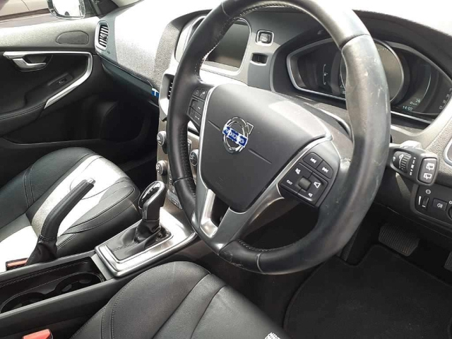 VOLVO V40 2015