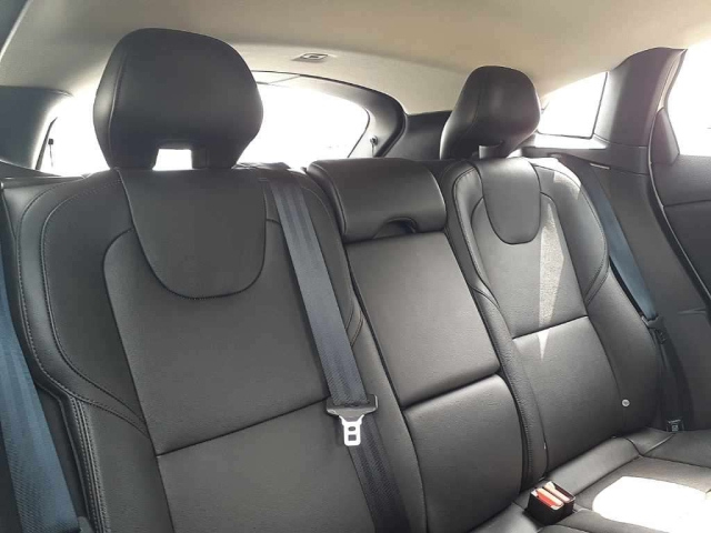 VOLVO V40 2015