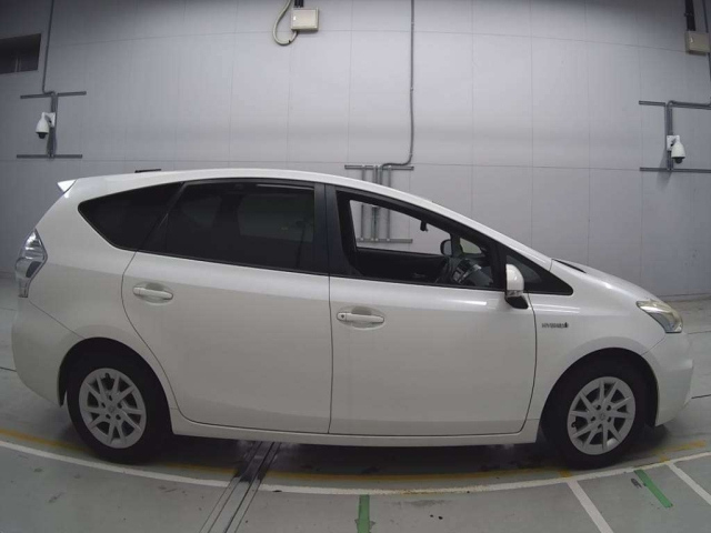 TOYOTA PRIUS ALPHA 2012