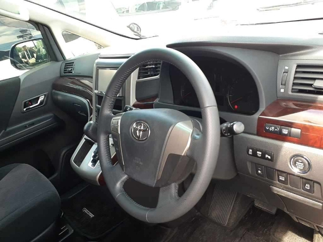 TOYOTA VELLFIRE 2013