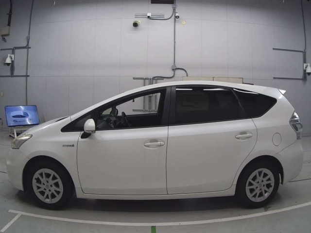 TOYOTA PRIUS ALPHA 2012