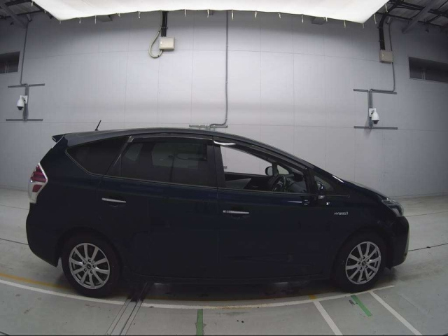 TOYOTA PRIUS ALPHA 2017