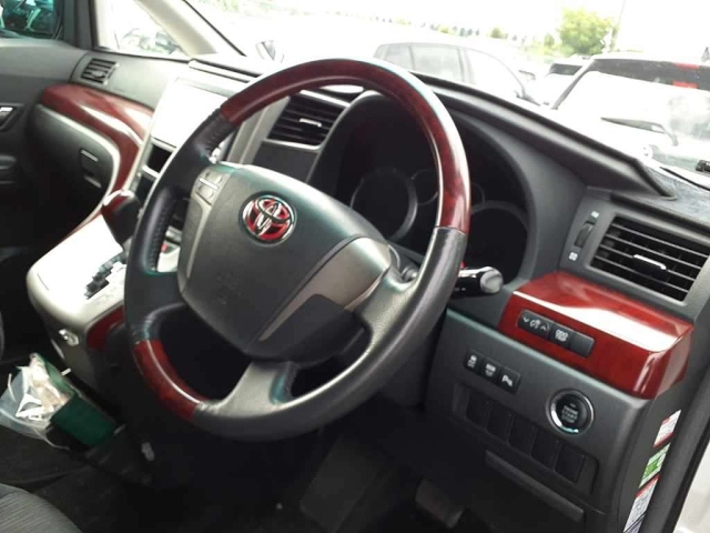 TOYOTA ALPHARD 2010