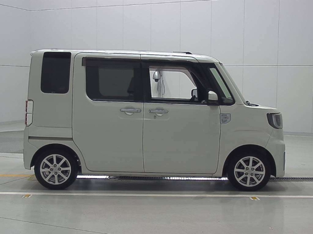 DAIHATSU WAKE 2015