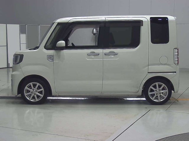 DAIHATSU WAKE 2015