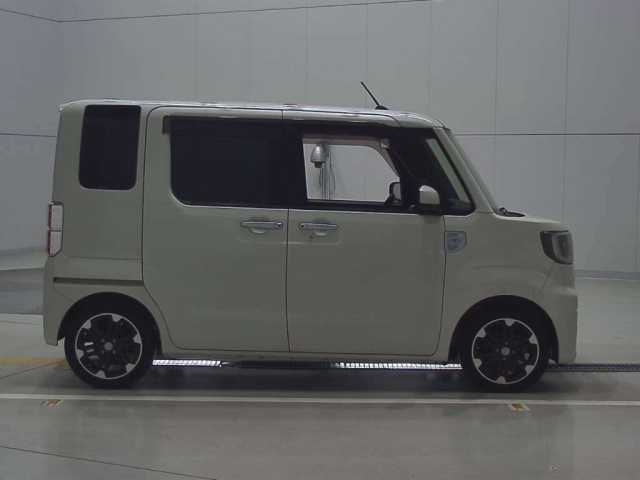 DAIHATSU WAKE 2015