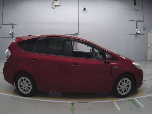 TOYOTA PRIUS ALPHA 2012