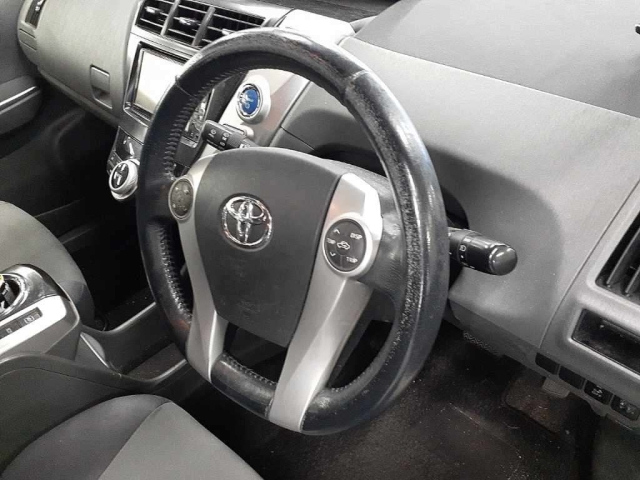 TOYOTA PRIUS ALPHA 2012