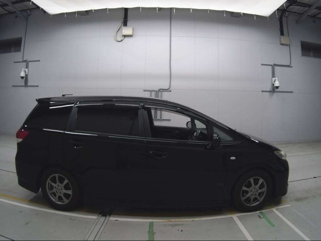 TOYOTA WISH 2011