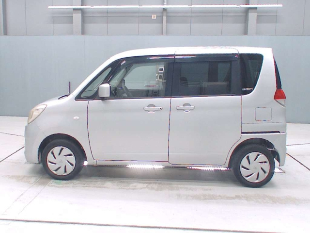 MITSUBISHI DELICA D2 2011