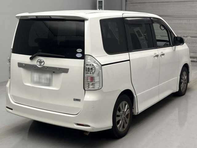 TOYOTA VOXY 2011